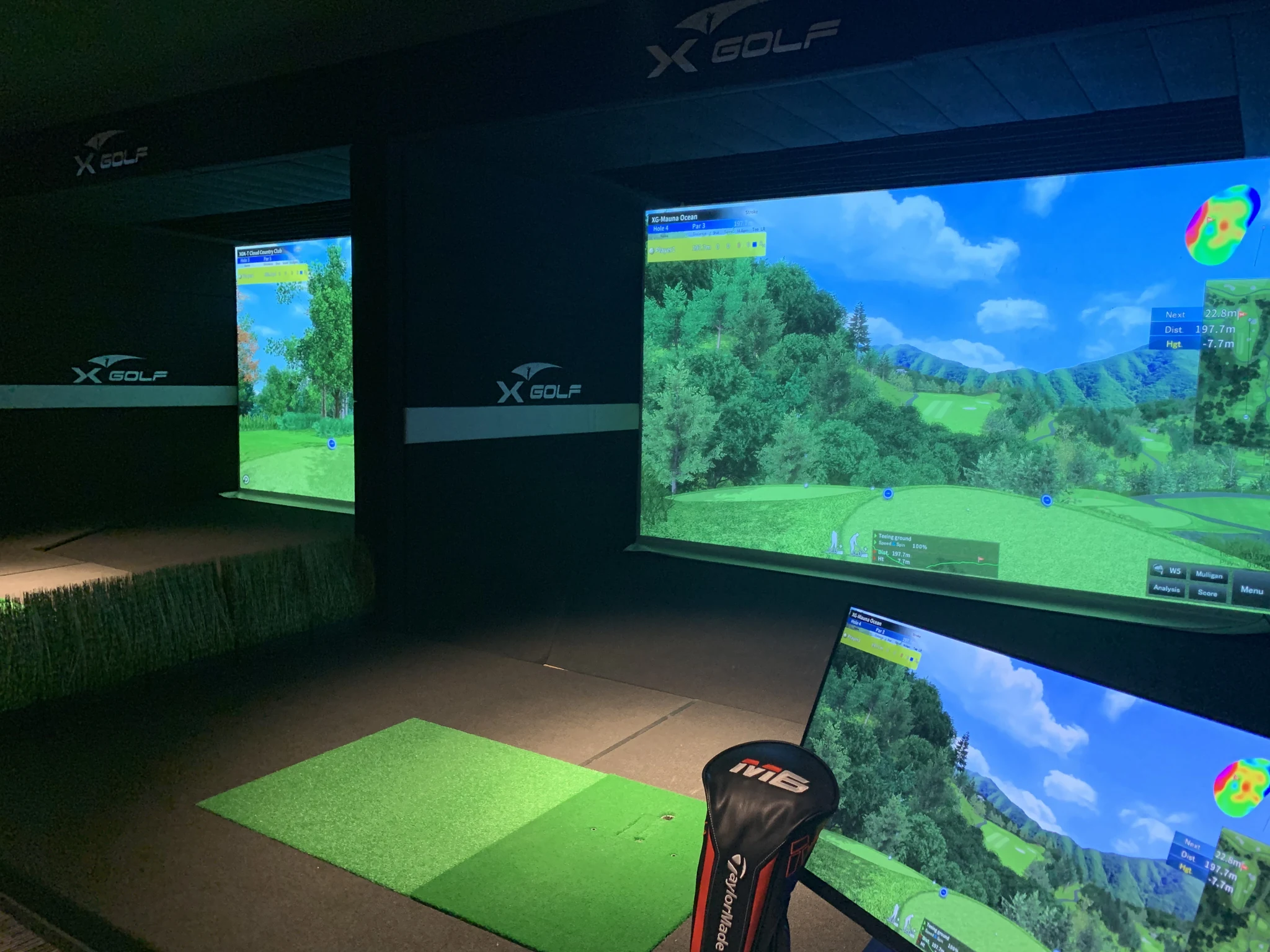 X-GOLF 타석과 플레이 화면